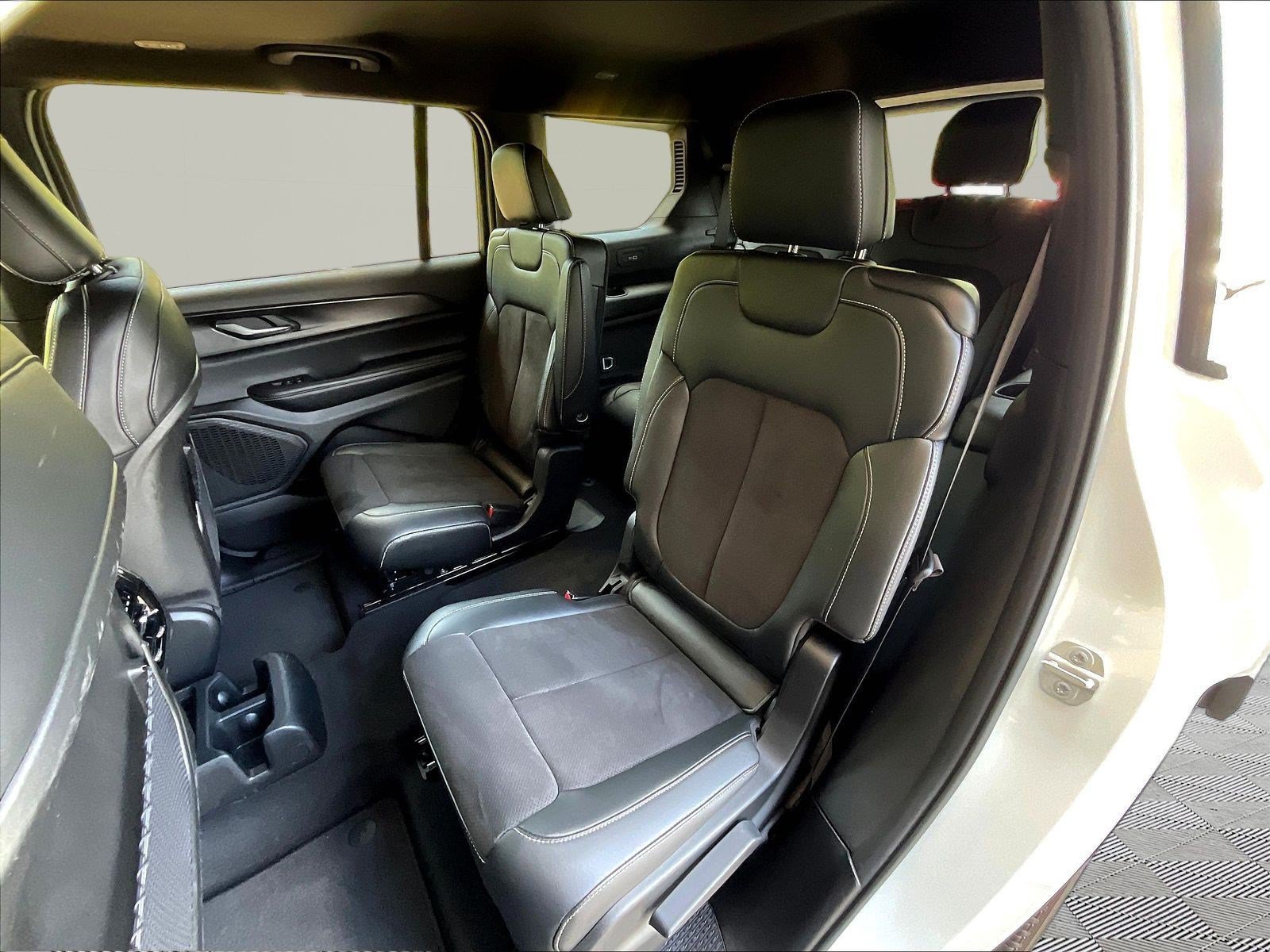 Used 2023 Jeep Grand Cherokee L Altitude AWD/4WD image 21