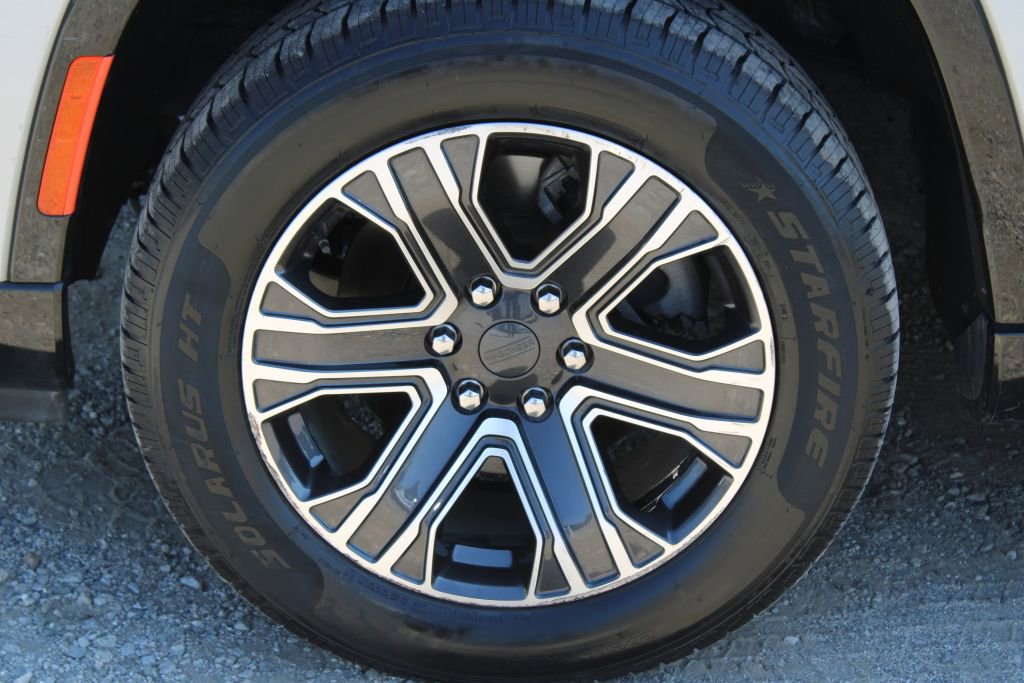 Used 2022 Jeep Wagoneer Series III w/ Flexible Seating Group image 8