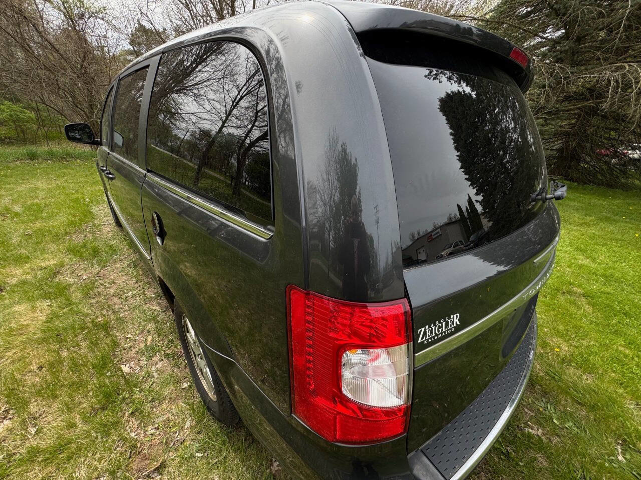 Used 2012 Chrysler Town & Country Touring w/ Entertainment Group #1 FWD image 2