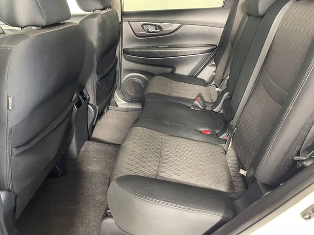 Used 2018 Nissan Rogue SV AWD/4WD image 16