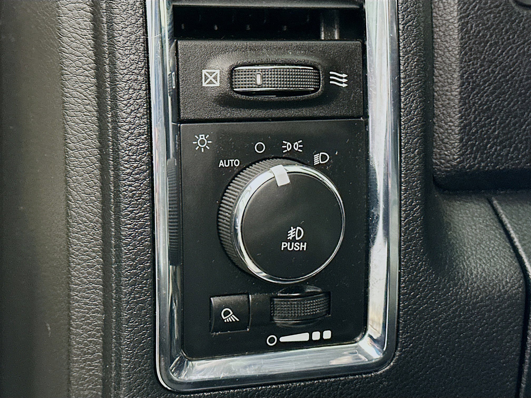 Used 2016 RAM 1500 Laramie w/ Convenience Group image 16