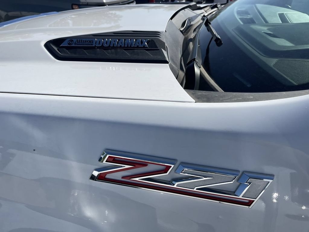 Used 2024 Chevrolet Silverado 2500 LT AWD/4WD image 3