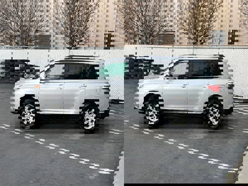 Used 2011 Toyota Highlander SE image 4