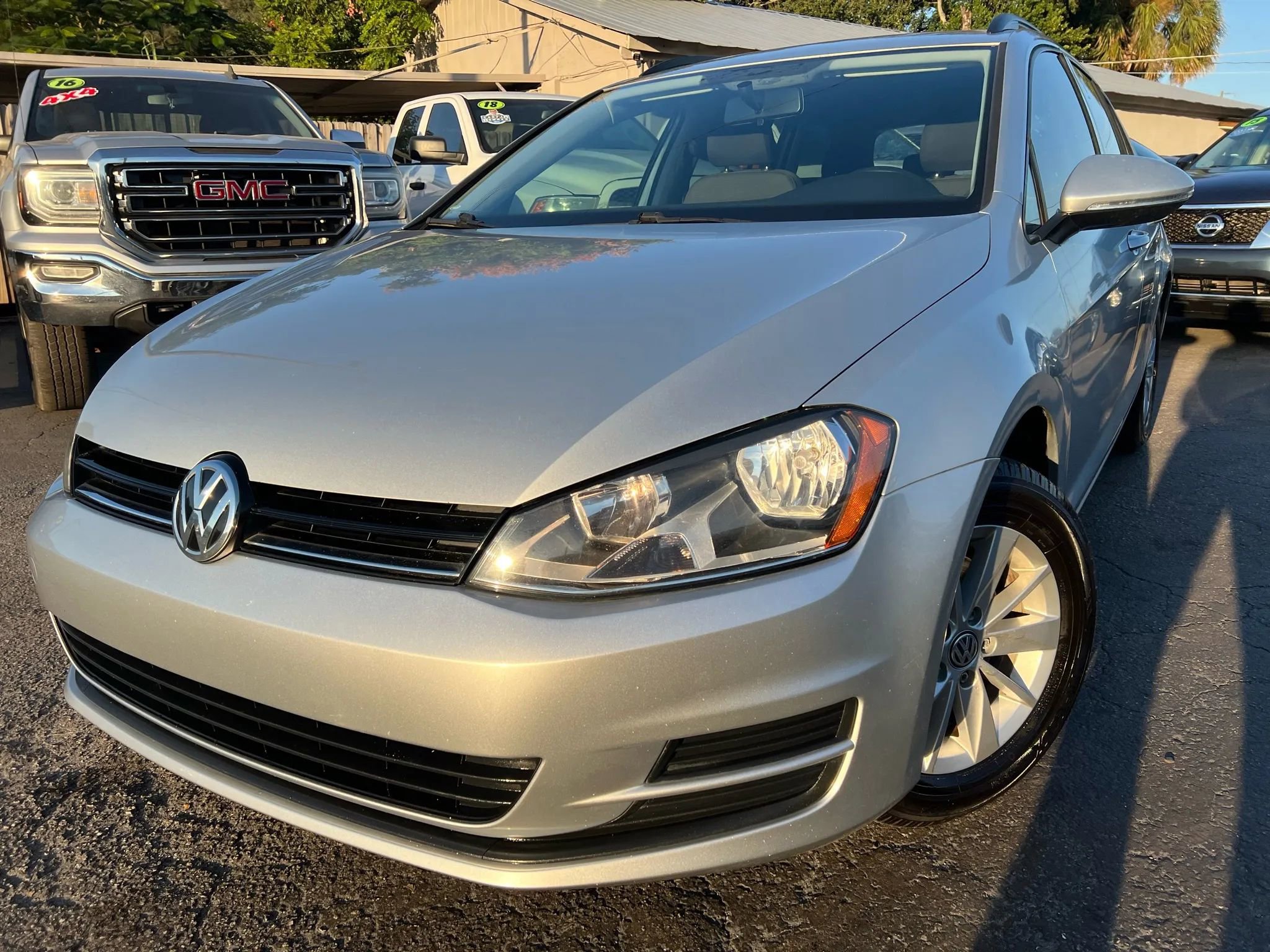 Used 2017 Volkswagen Golf S FWD image 1