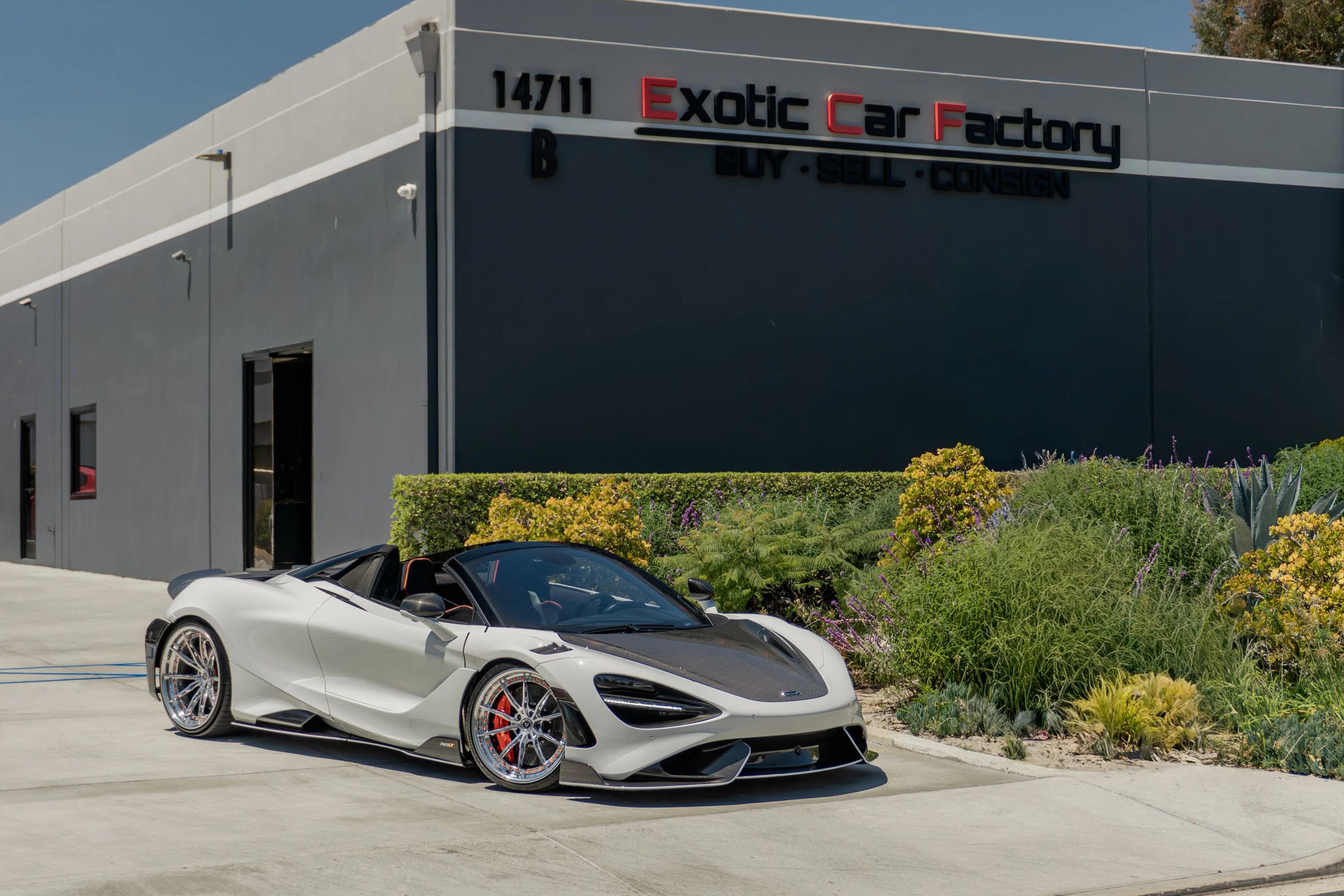 Used 2022 McLaren 765LT RWD image 1