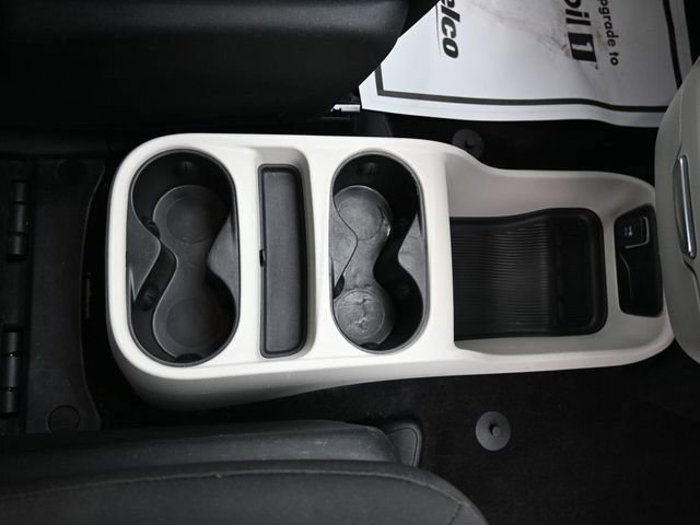 Used 2022 Chrysler Voyager LX image 35