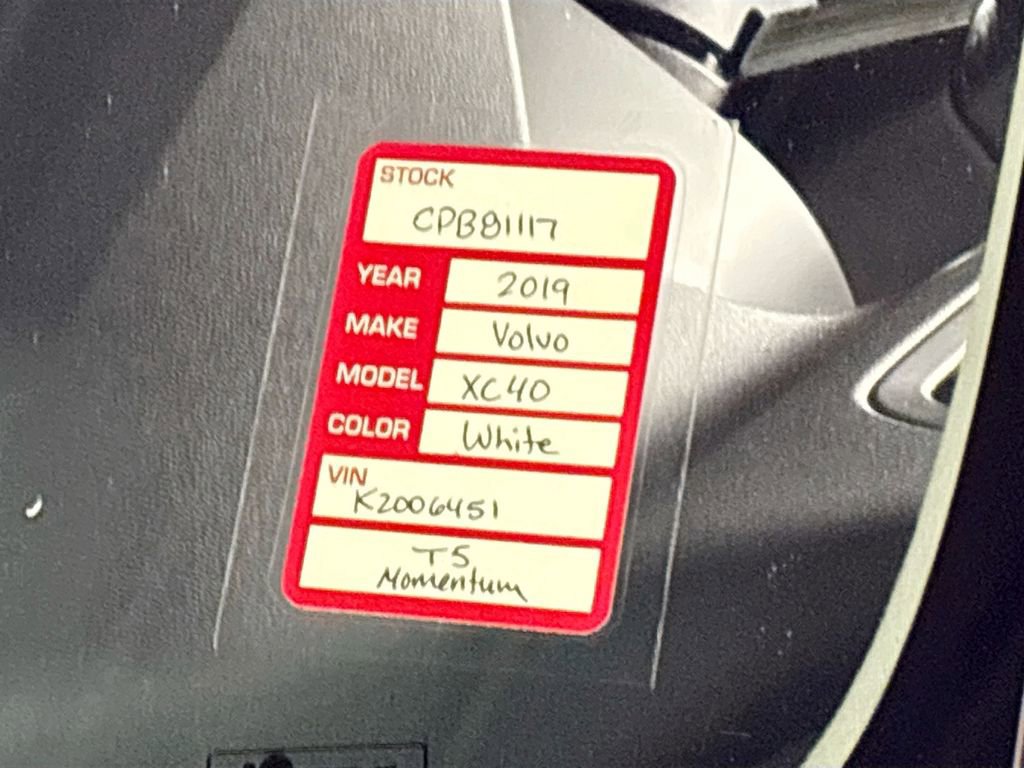 Used 2019 Volvo XC40 T5 Momentum image 24
