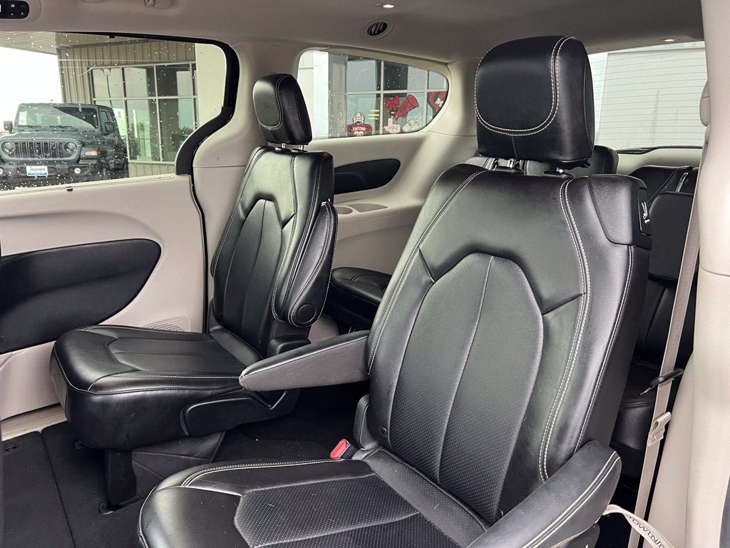 Used 2024 Chrysler Pacifica Touring-L FWD image 18