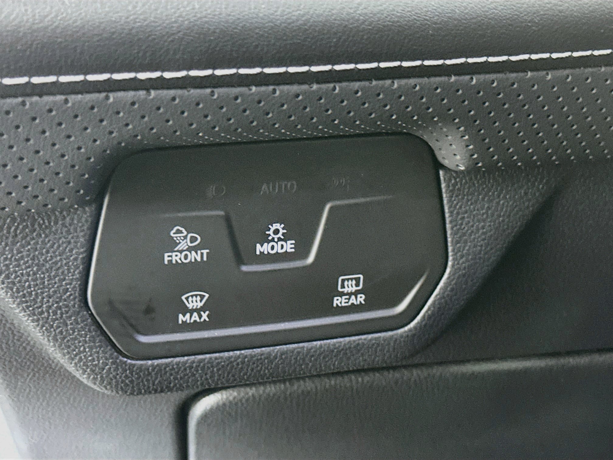 Used 2025 Volkswagen Atlas SE AWD/4WD image 17