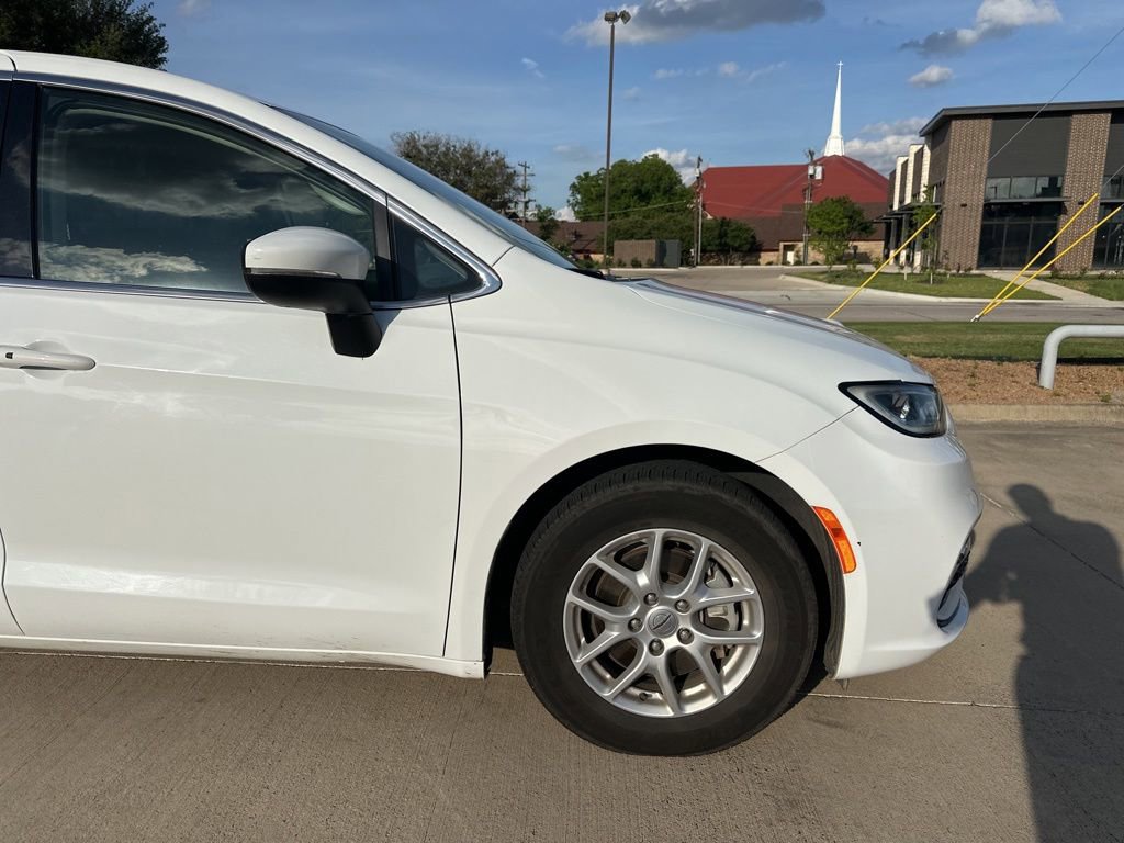Used 2023 Chrysler Pacifica Touring-L FWD image 7