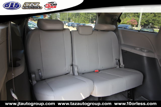 Used 2018 Toyota Sienna XLE Premium w/ Carpet Mat Package FWD image 15