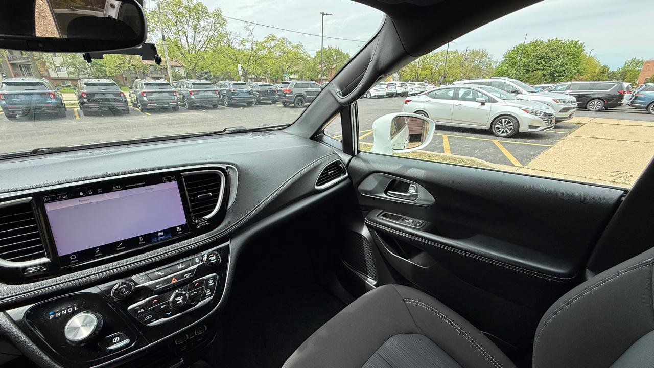 Used 2022 Chrysler Pacifica Touring FWD image 18