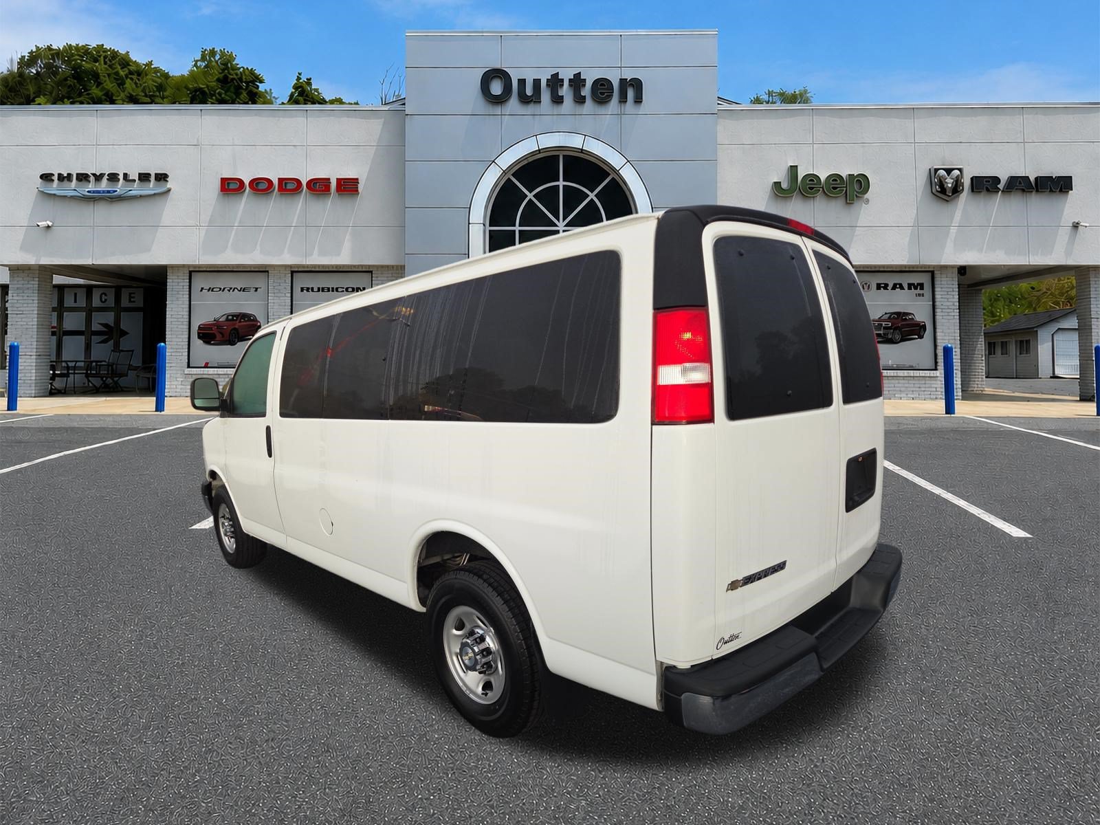 Used 2020 Chevrolet Express 3500 LT w/ LT Preferred Equipment Group RWD image 6