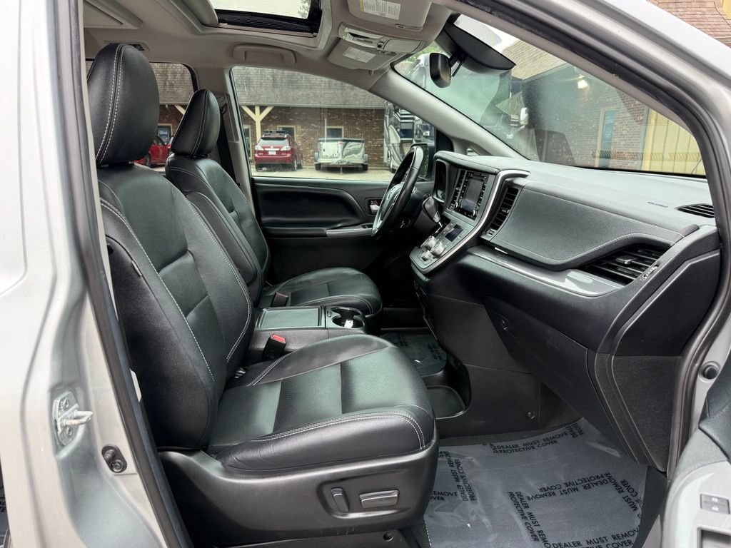 Used 2020 Toyota Sienna SE Premium w/ Nightshade Edition FWD image 28