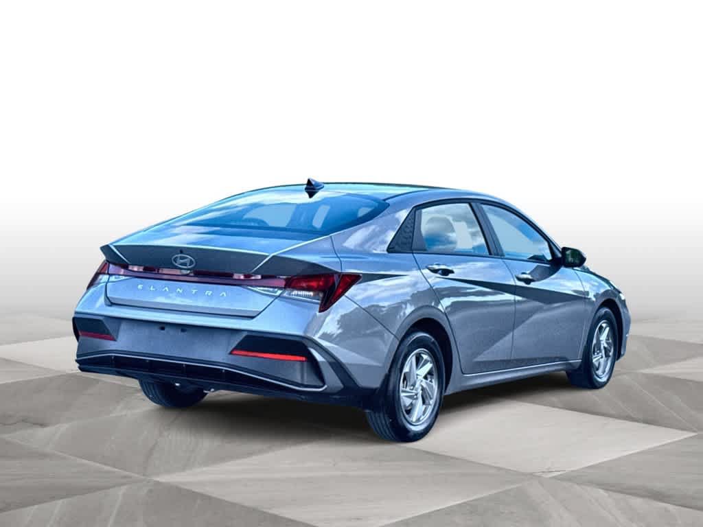 Used 2026 Hyundai Elantra SE FWD image 8