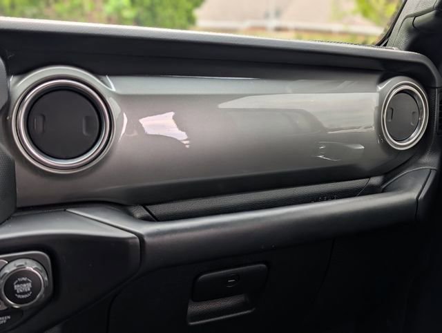 Used 2019 Jeep Wrangler Unlimited Sahara AWD/4WD image 16