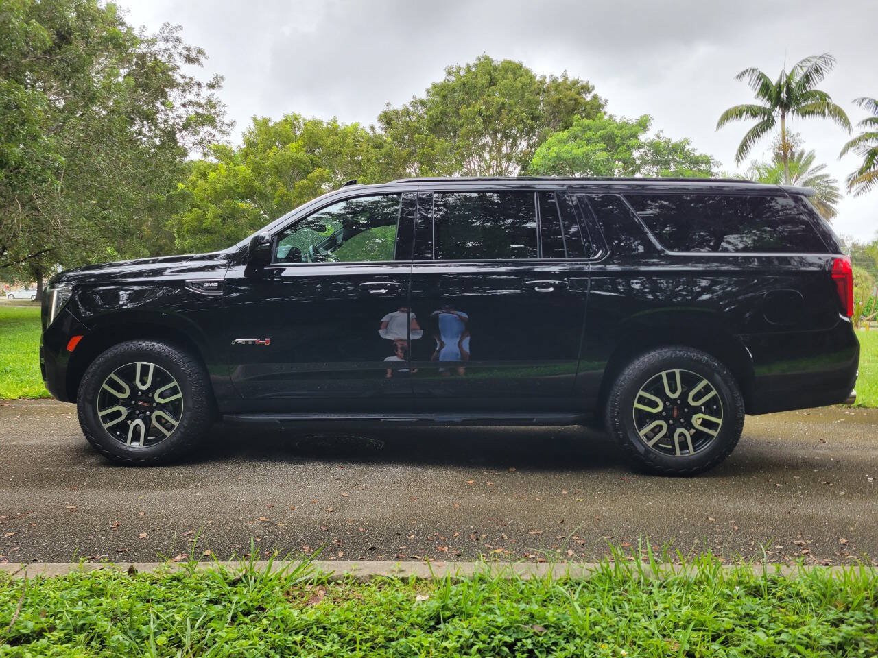 Used 2023 GMC Yukon XL AT4 AWD/4WD image 4
