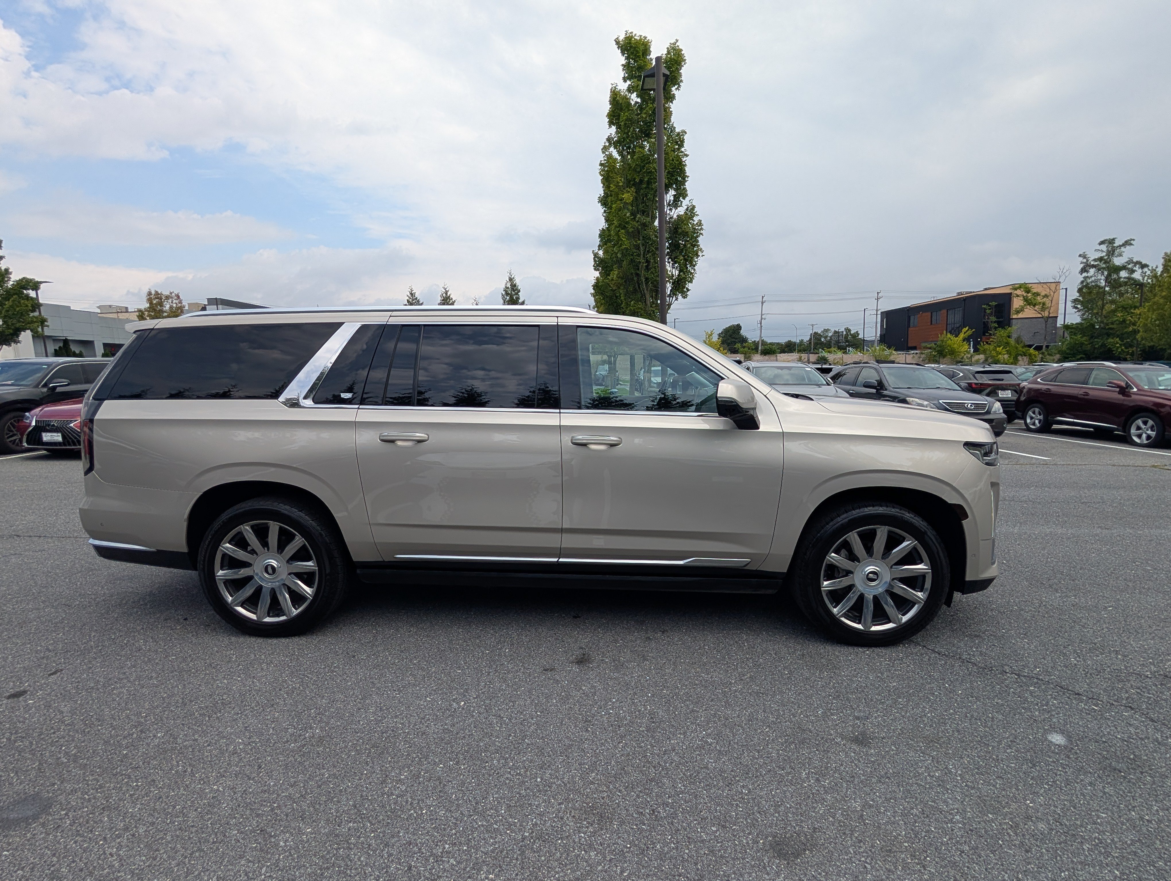 Used 2021 Cadillac Escalade ESV Premium Luxury Platinum AWD/4WD image 2
