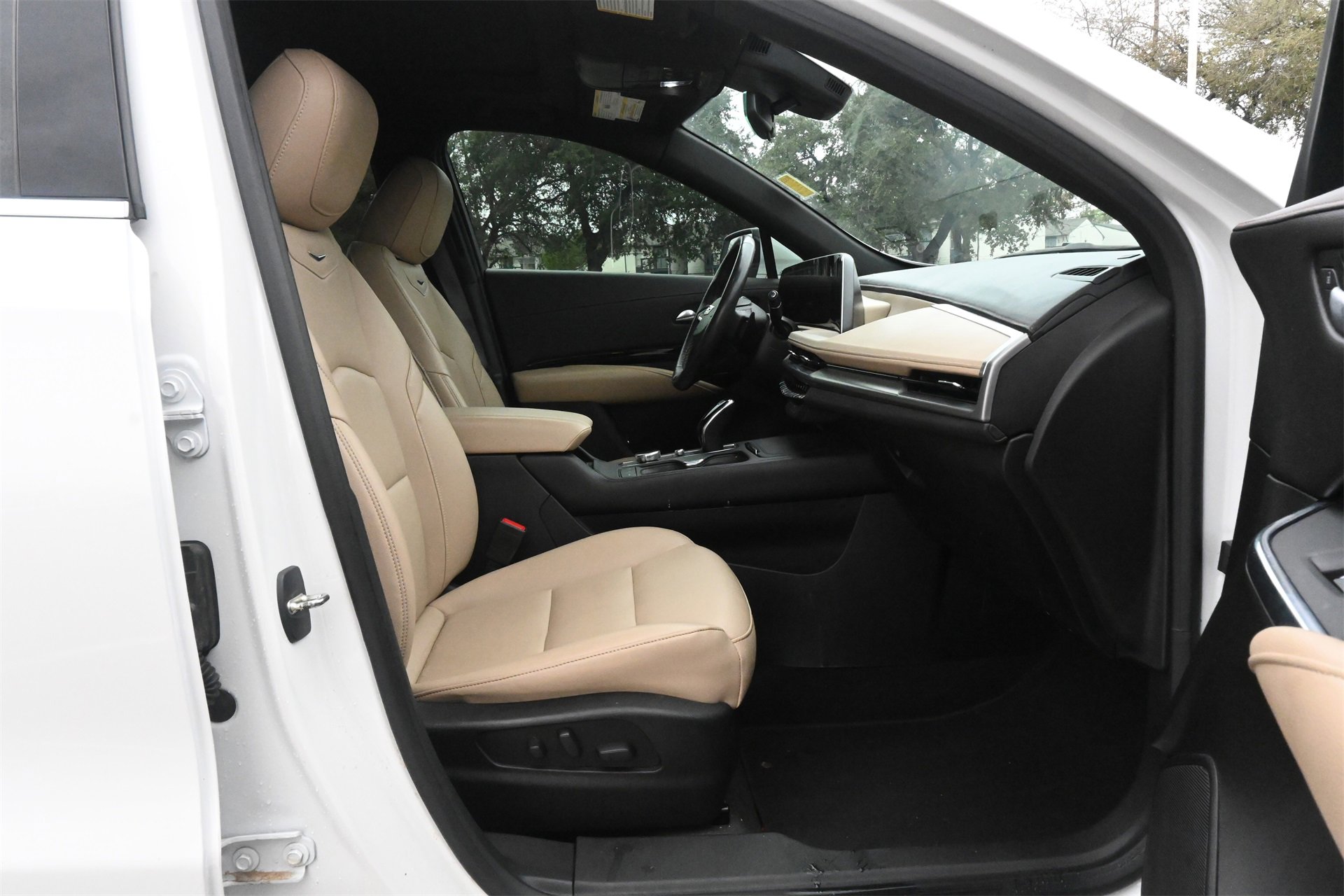 Certified 2024 Cadillac XT4 Luxury w/ Cold Weather Package image 27