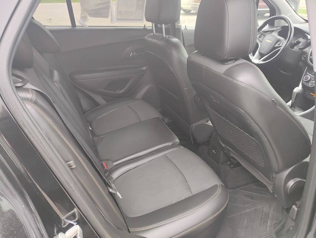 Used 2017 Chevrolet Trax LT w/ LT Convenience Package FWD image 14