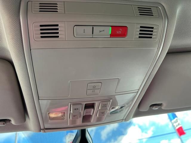 Used 2021 Volkswagen Tiguan SE w/ Panoramic Sunroof Package image 25