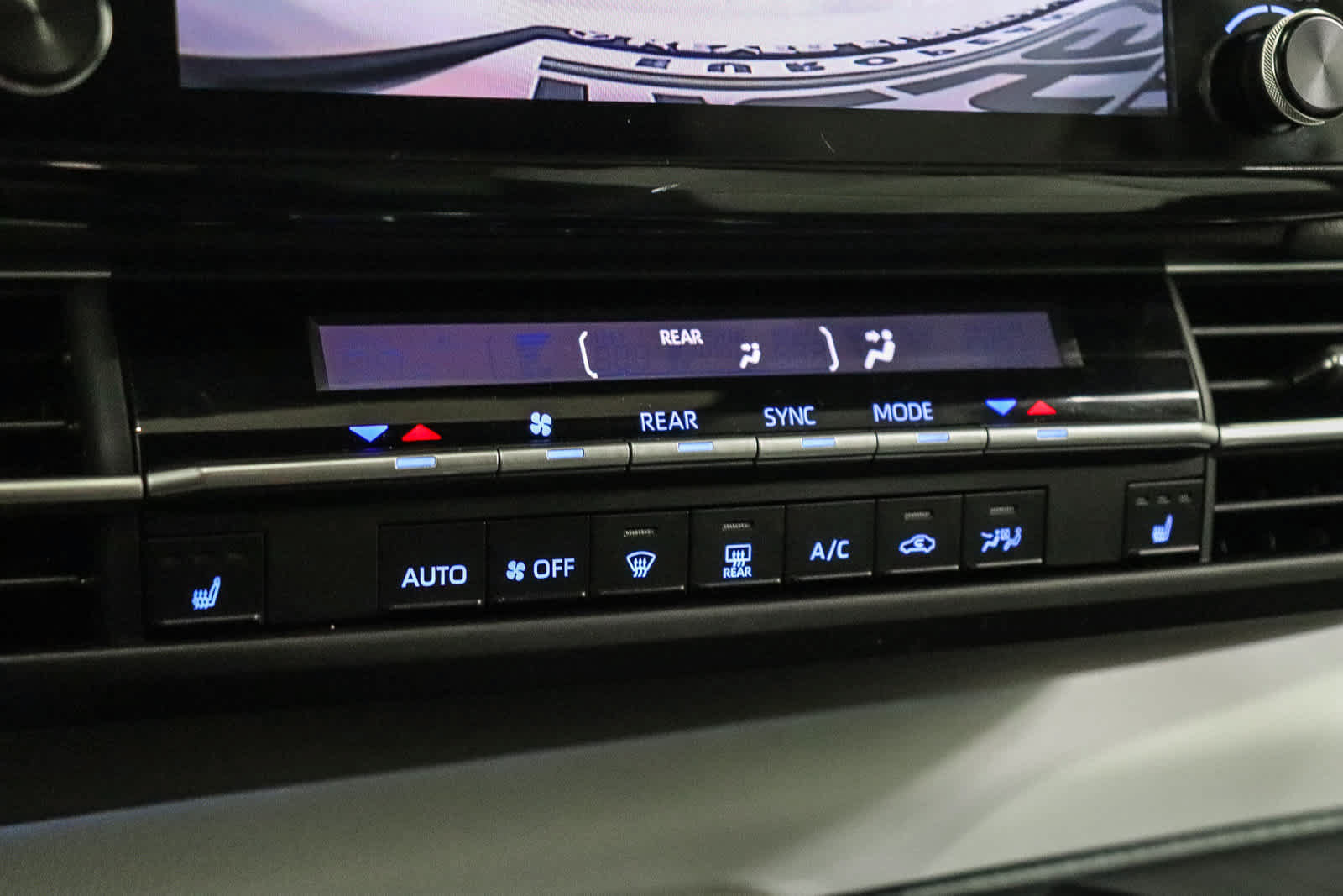 Used 2024 Toyota Sienna XSE w/ XSE Plus Package AWD/4WD image 29