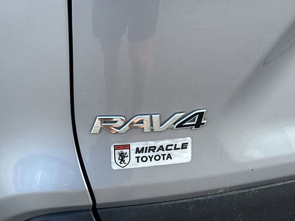 Used 2020 Toyota RAV4 XLE Premium image 9