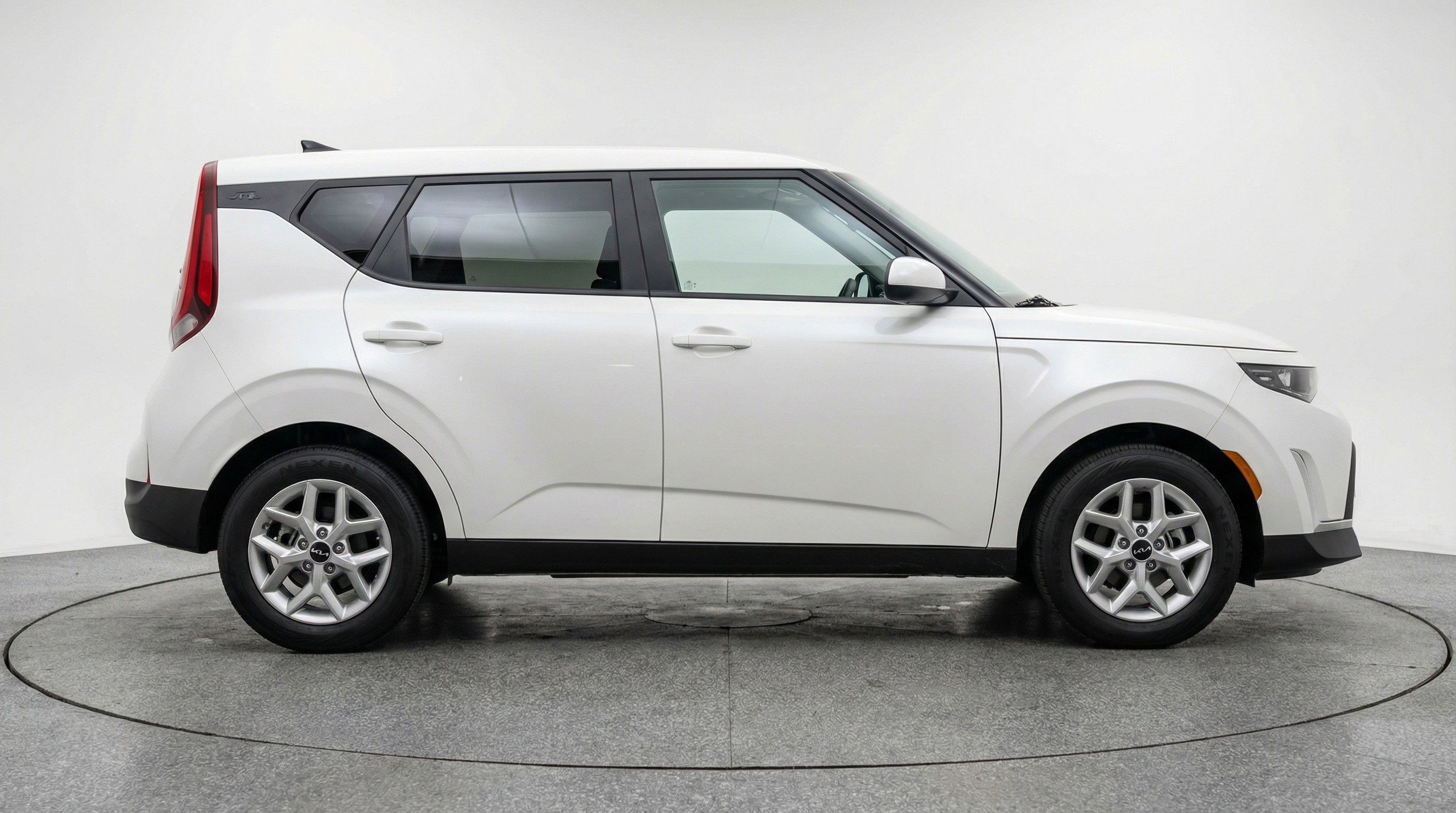 Used 2025 Kia Soul LX w/ LX Technology Package FWD image 11