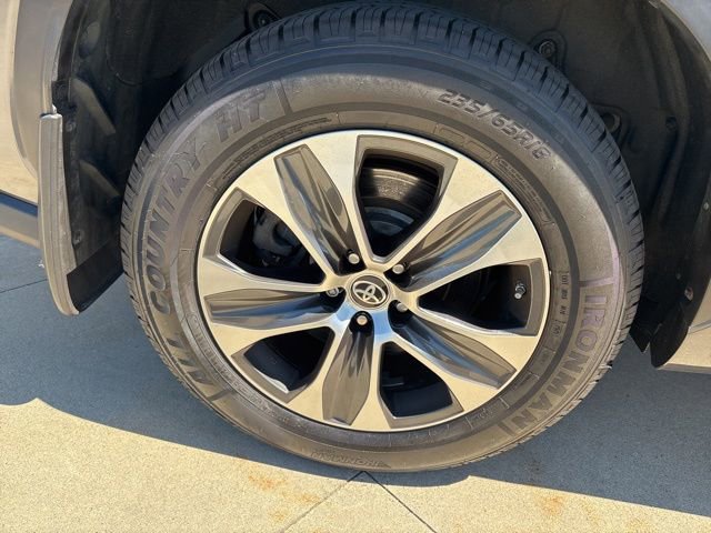Used 2021 Toyota Highlander XLE AWD/4WD image 10