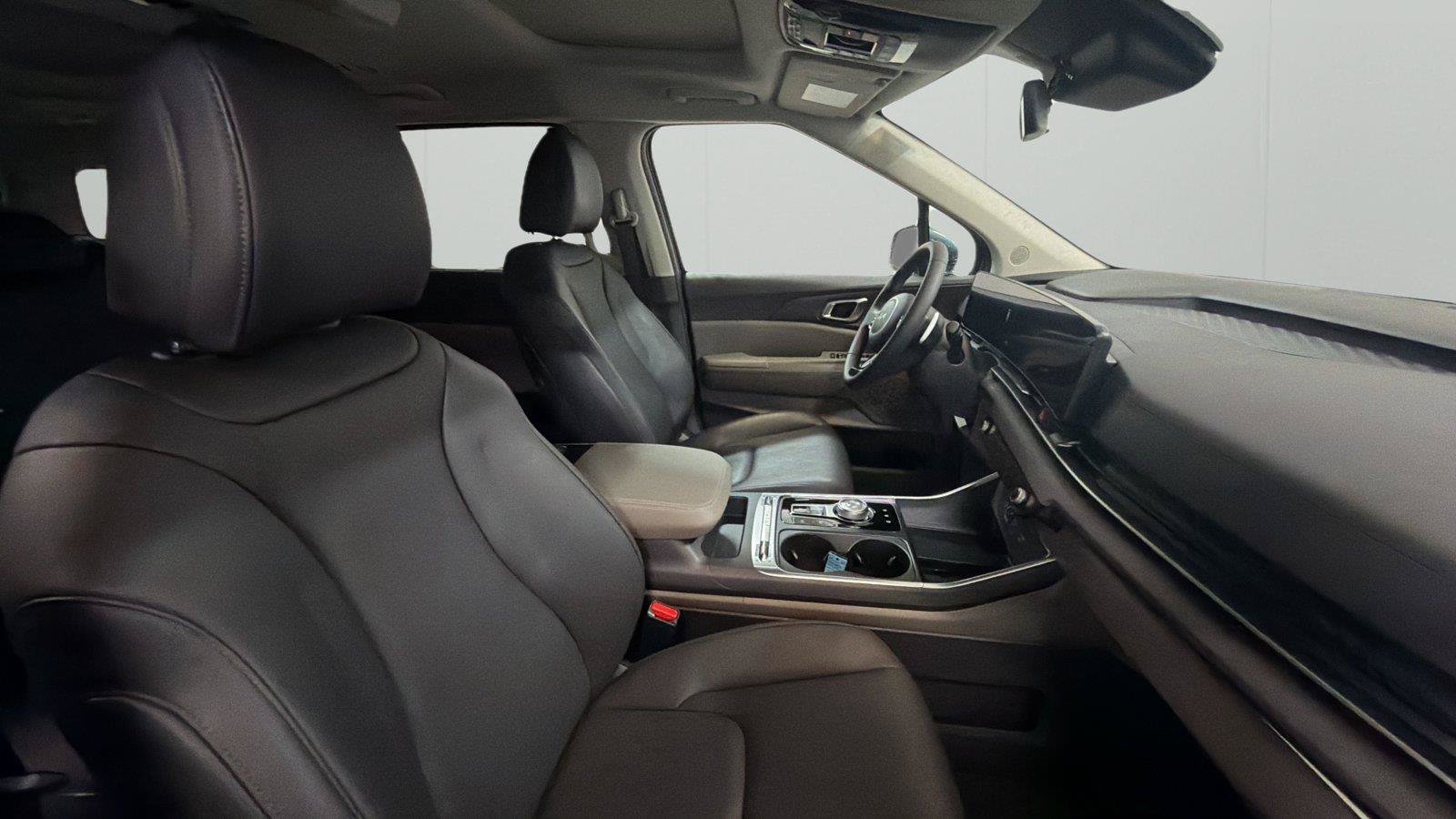 Used 2025 Kia Carnival SX FWD image 14