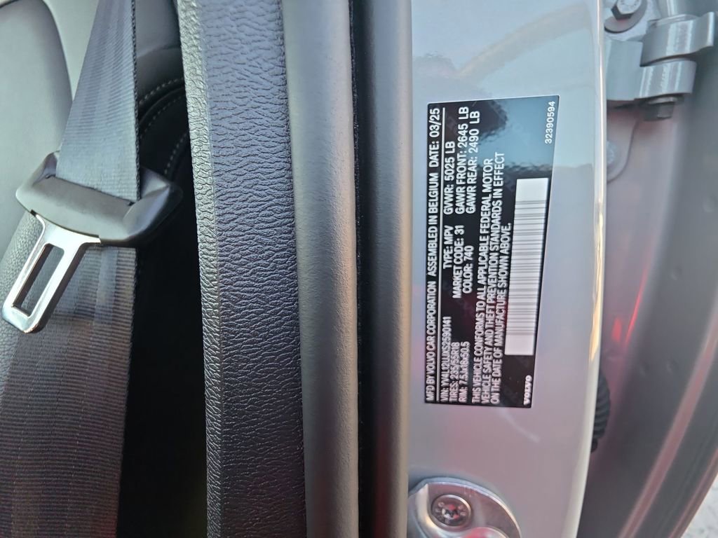 Used 2025 Volvo XC40 B5 Core image 38