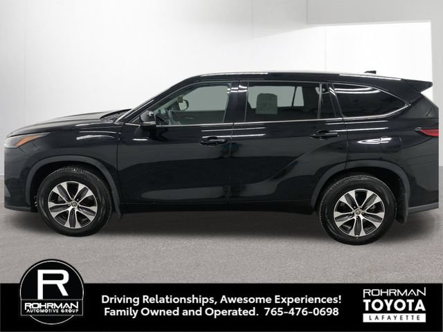 Used 2022 Toyota Highlander XLE AWD/4WD image 3