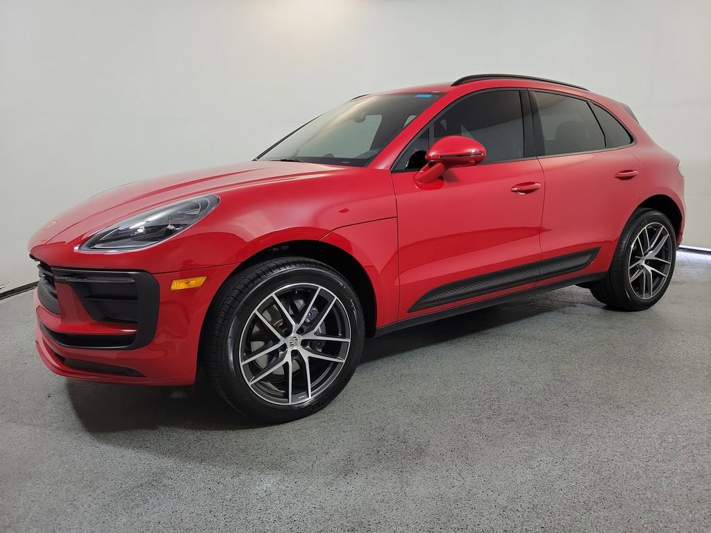 Used 2025 Porsche Macan AWD/4WD image 3