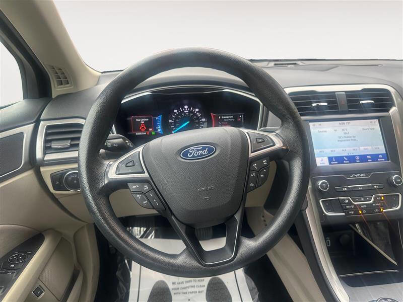 Used 2020 Ford Fusion SE image 12