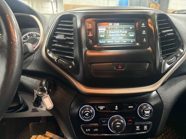 Used 2016 Jeep Cherokee Latitude w/ Cold Weather Group image 17