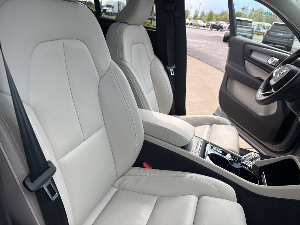 Certified 2024 Volvo XC40 B5 Plus w/ Climate Package AWD/4WD image 44