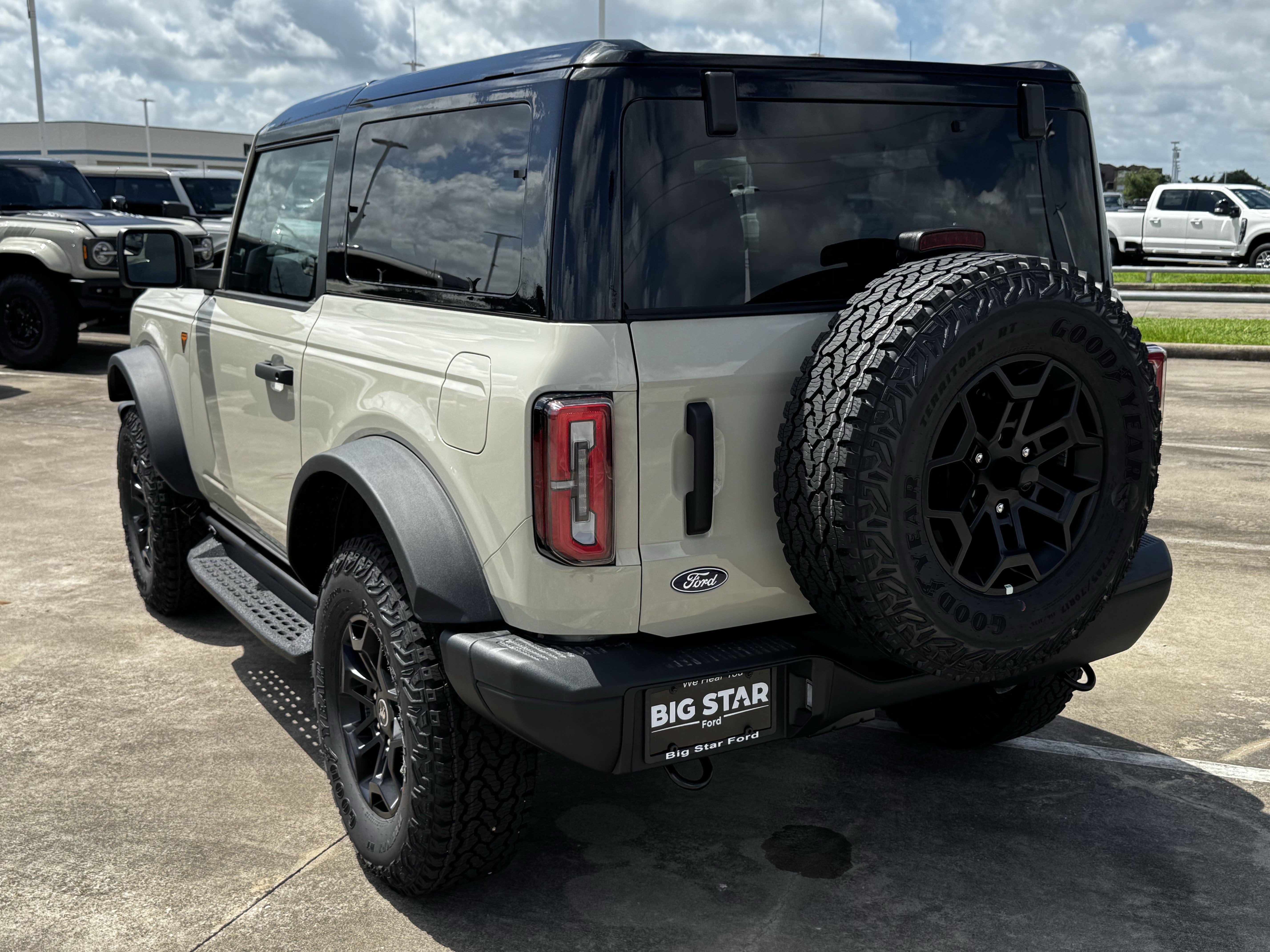 New 2026 Ford Bronco Badlands w/ Black Appearance Package AWD/4WD image 8