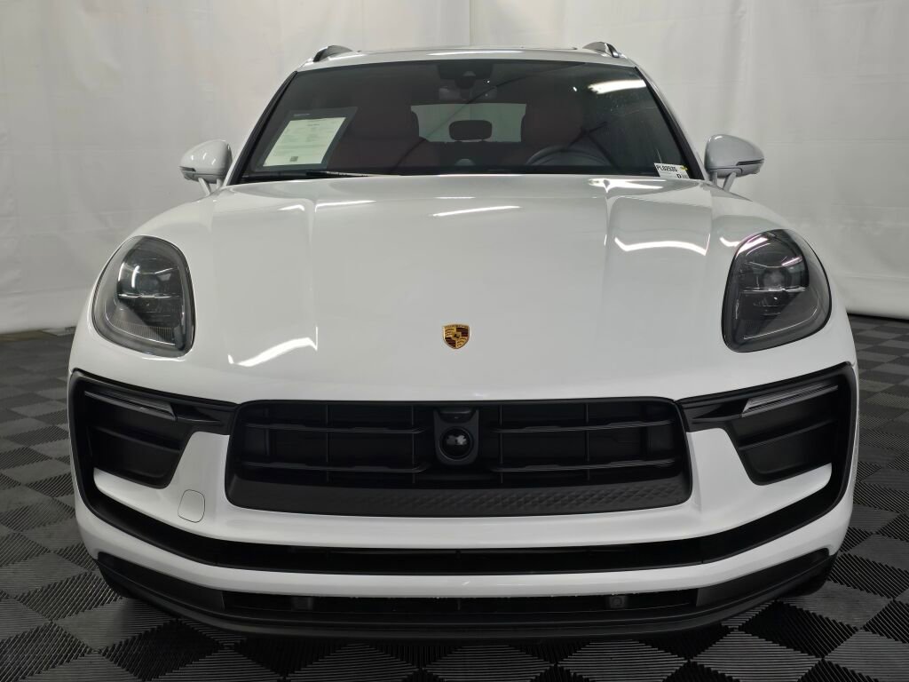 Certified 2025 Porsche Macan image 10