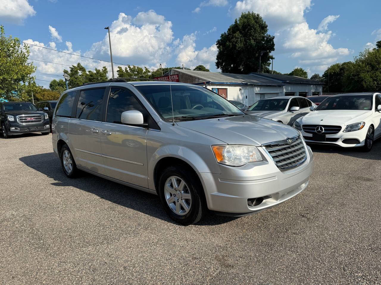 Used 2010 Chrysler Town & Country Touring image 5