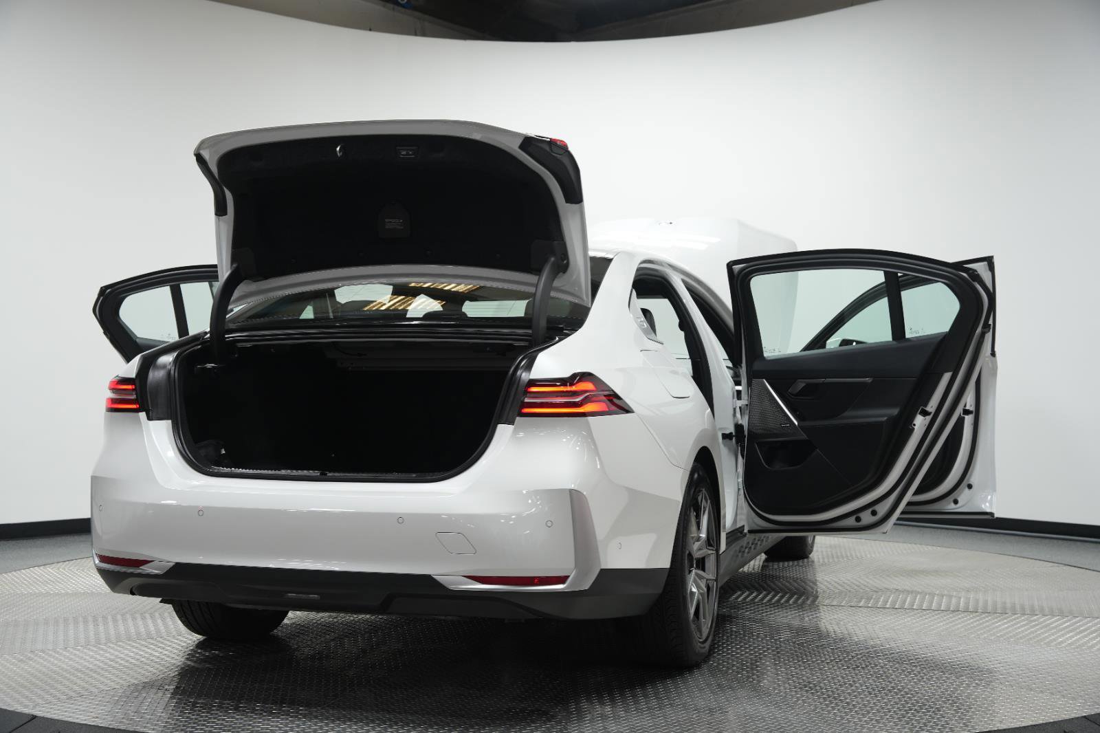 Used 2026 BMW 530i xDrive w/ Premium Package image 12