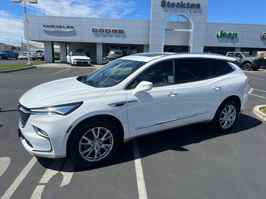 Used 2023 Buick Enclave Essence w/ Experience Buick Package FWD image 3