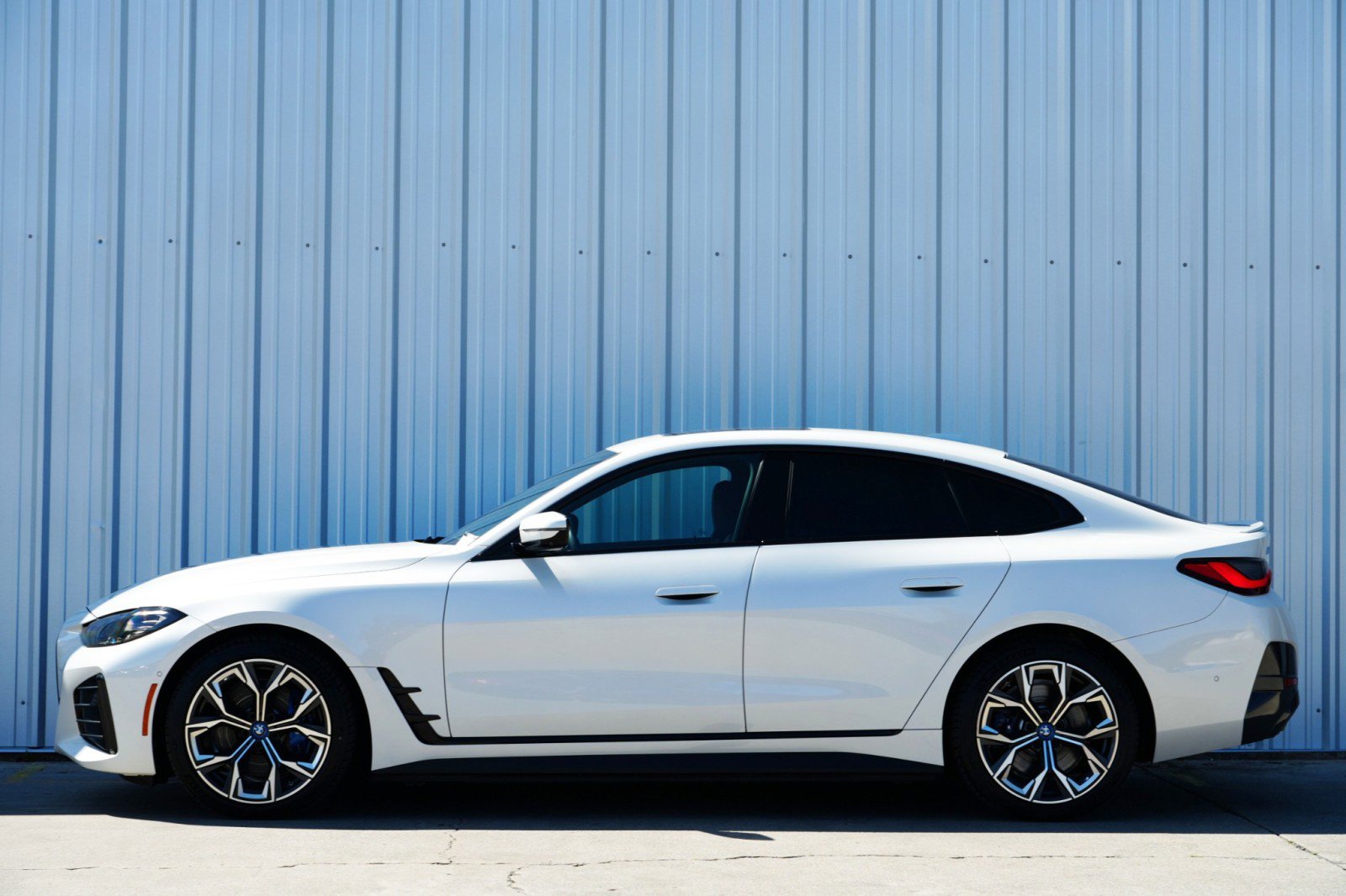 Used 2022 BMW i4 eDrive40 w/ M Sport Package image 9