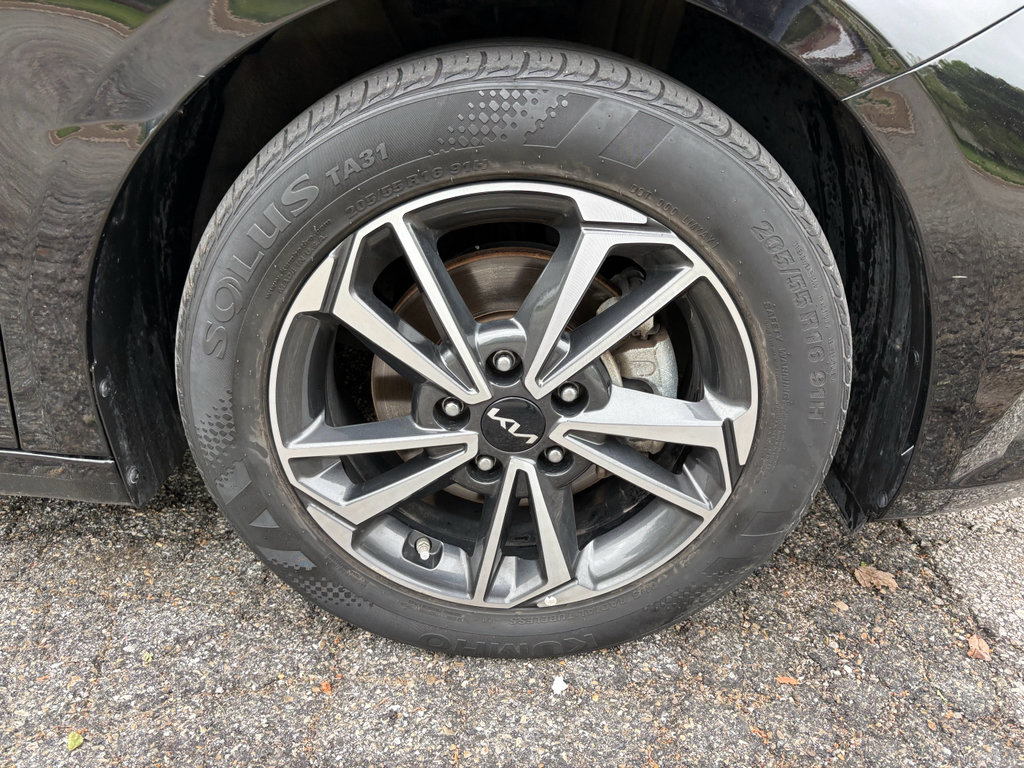 Used 2023 Kia Forte LXS w/ LXS Technology Package FWD image 9