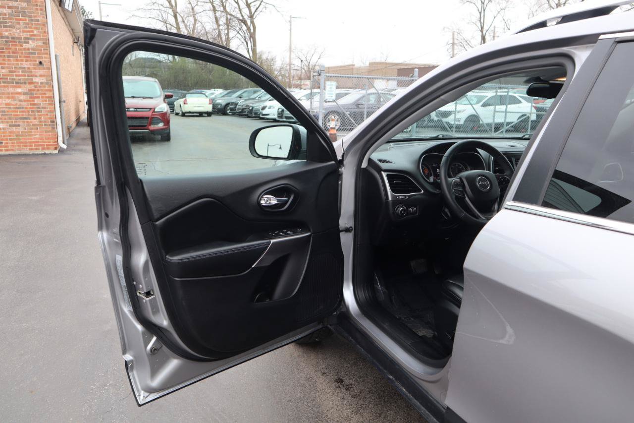 Used 2019 Jeep Cherokee Latitude Plus w/ Cold Weather Group AWD/4WD image 19