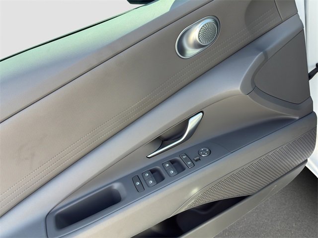 Used 2025 Hyundai Elantra SE w/ Cargo Package image 25