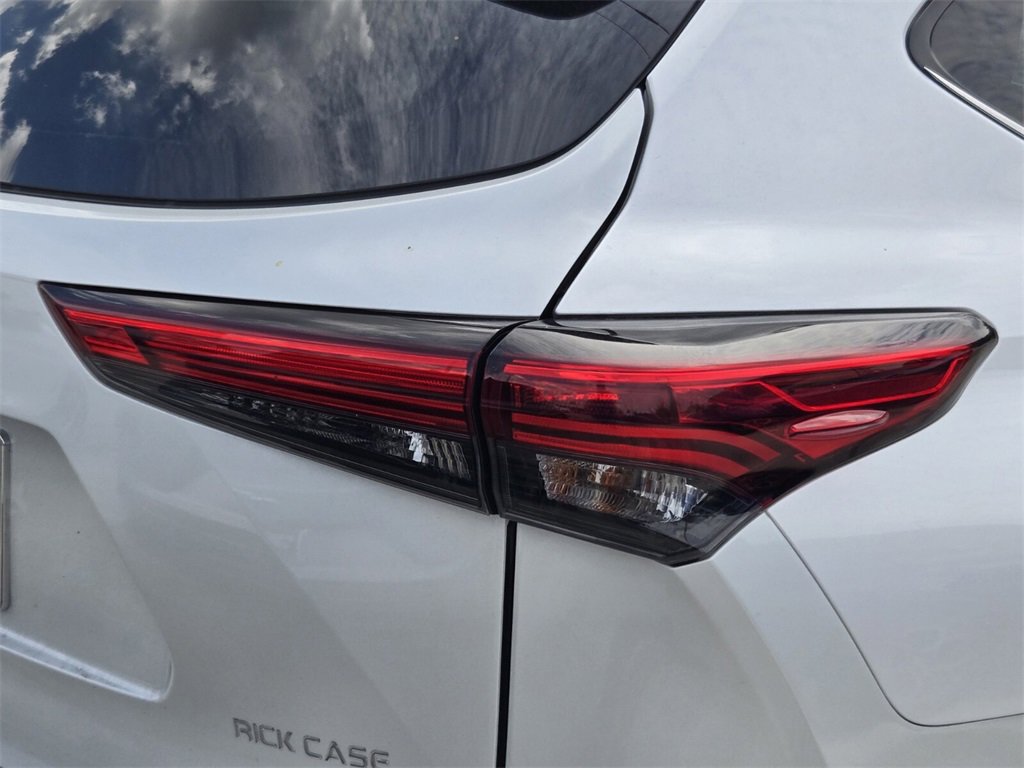 Used 2023 Toyota Highlander L image 8