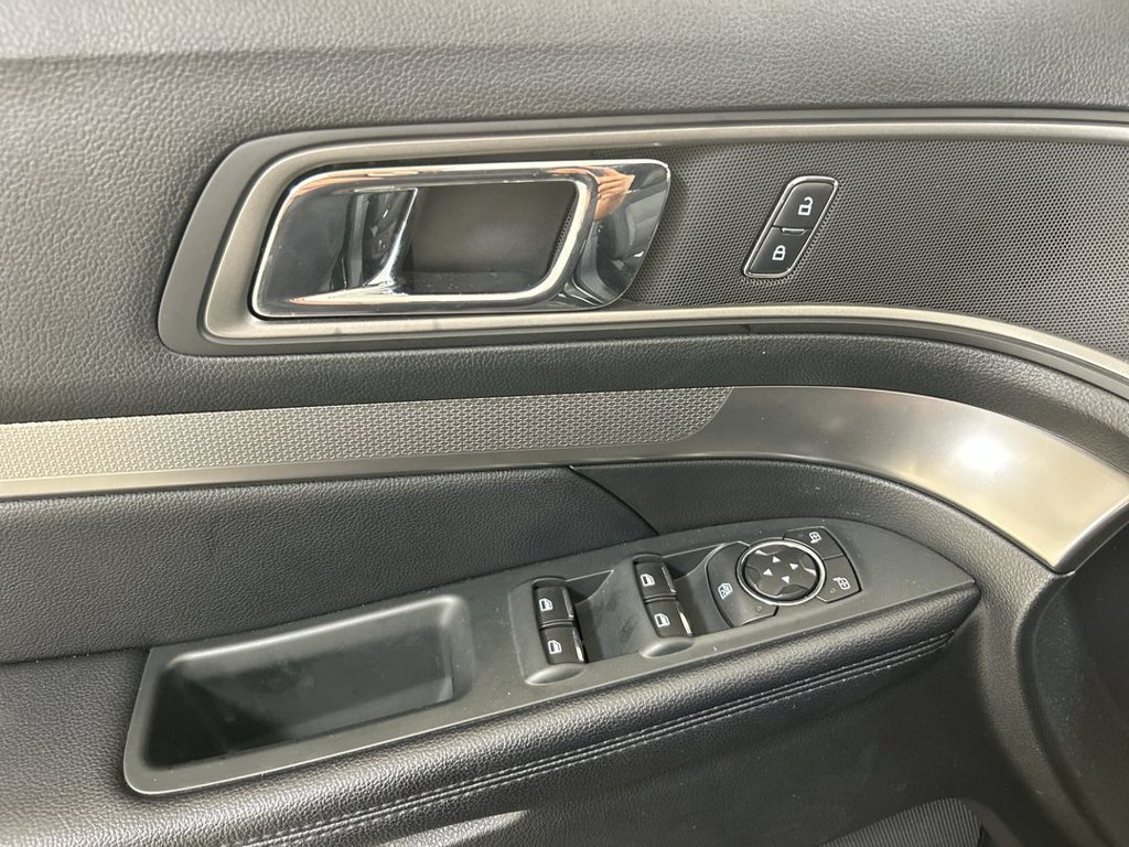 Used 2018 Ford Explorer XLT FWD image 11