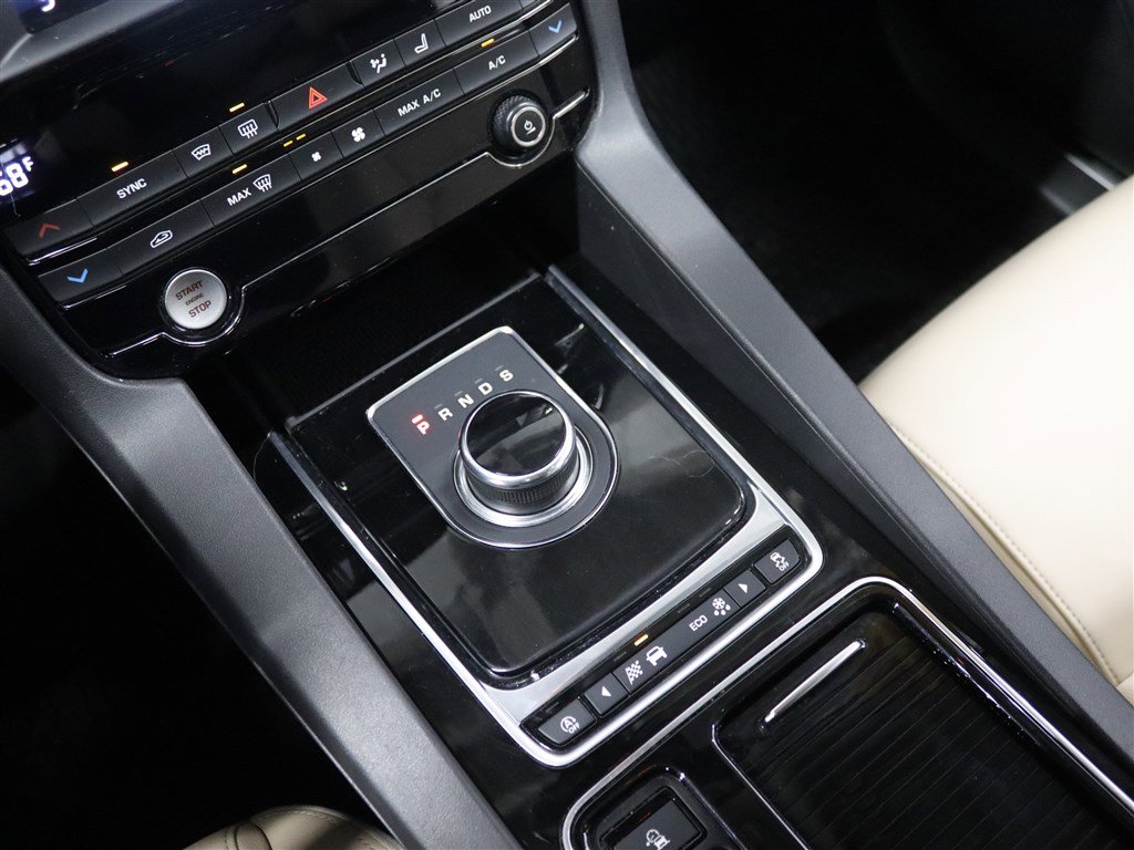 Used 2018 Jaguar F-PACE Premium image 26