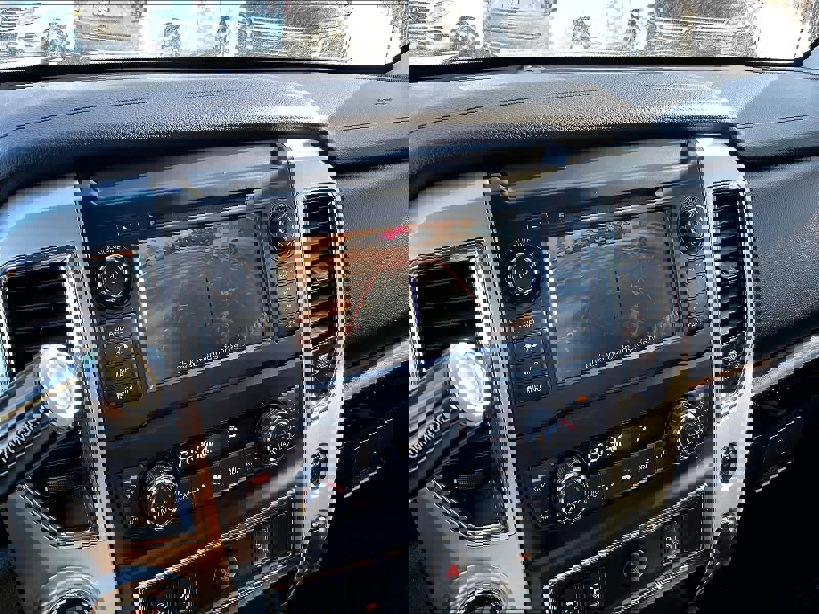 Used 2019 Nissan Titan SV w/ SV Convenience Package image 18