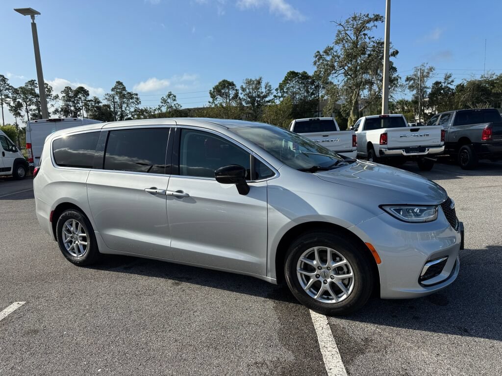 Used 2024 Chrysler Pacifica Touring-L